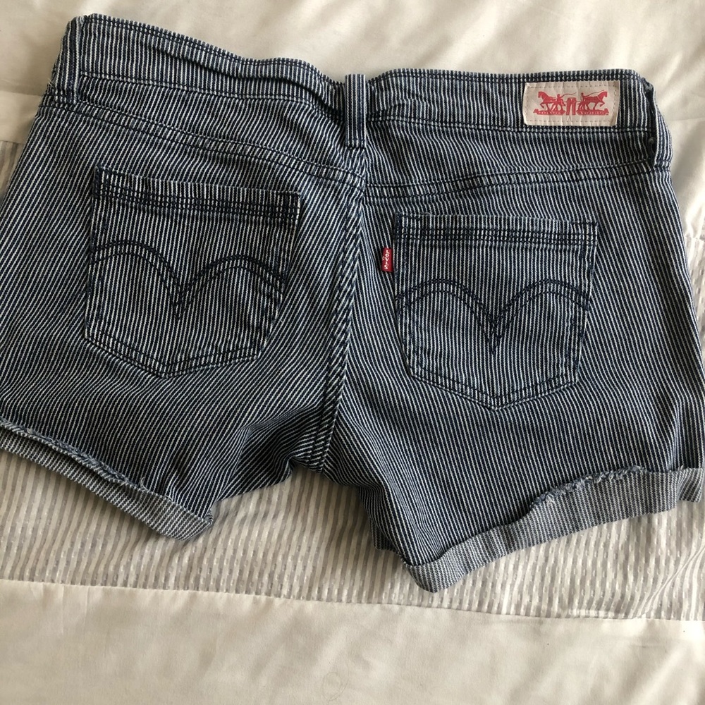 Levi’s size 3 navy/white striped shorts